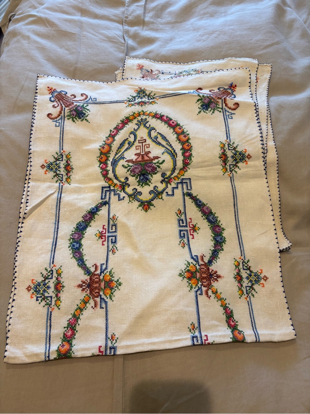 Embroidered Floral Linen Runner & 8 Napkins